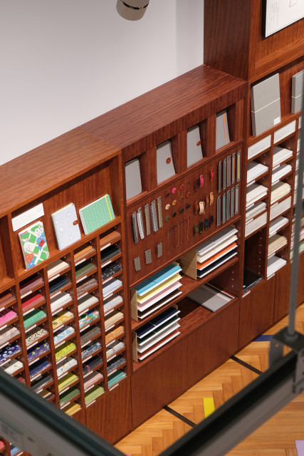 店内に美しく陳列されているオーダーノートのパーツ